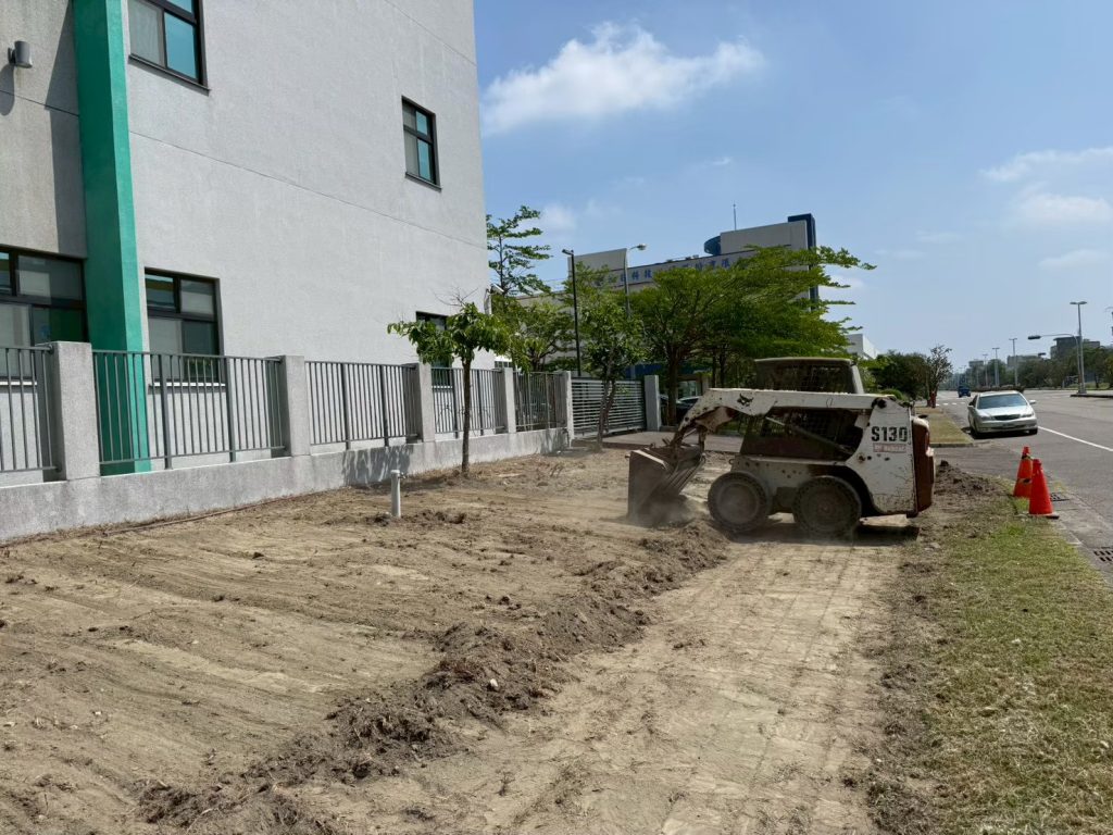 怪手進行草皮基地整地作業