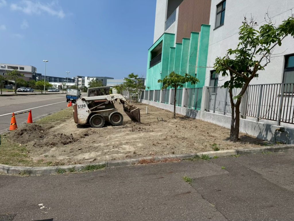 怪手進行草皮基地整地作業